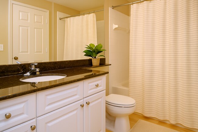Building Photo - Capri at Hunters Creek - 2 WEEKS RENT FREE...