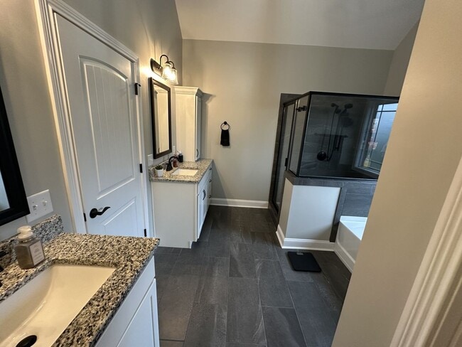 Building Photo - 4 Bedroom 3 Bathroom Home with Bonus Room!