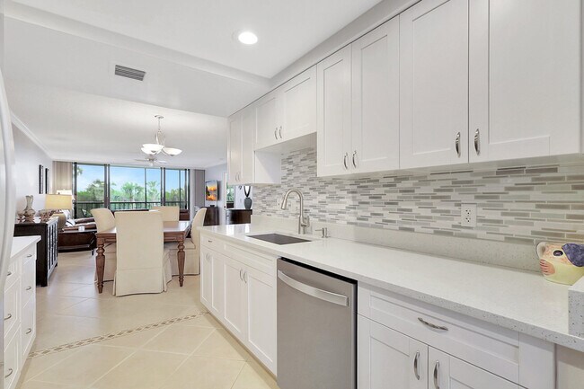 Building Photo - 5059 N Hwy A1A