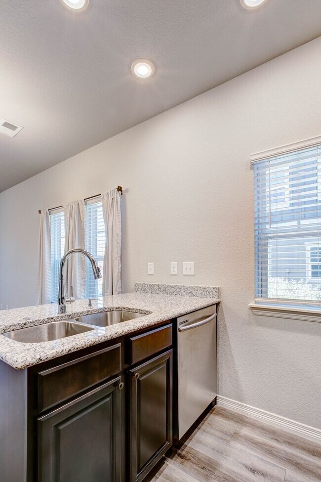 Building Photo - 884 Winding Brk Dr
