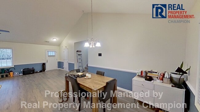 Building Photo - 3 BD/2 BA Home w/Split Bedrooms, Bonus Room, Fenced Yard & Attached Garage