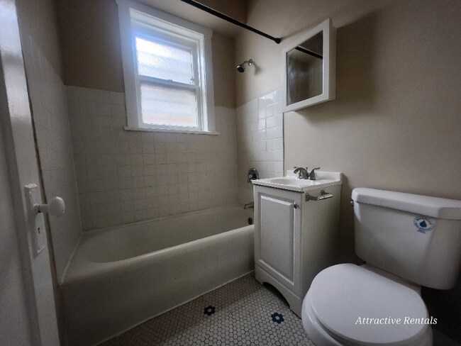 Building Photo - 1158 S Mason Ave