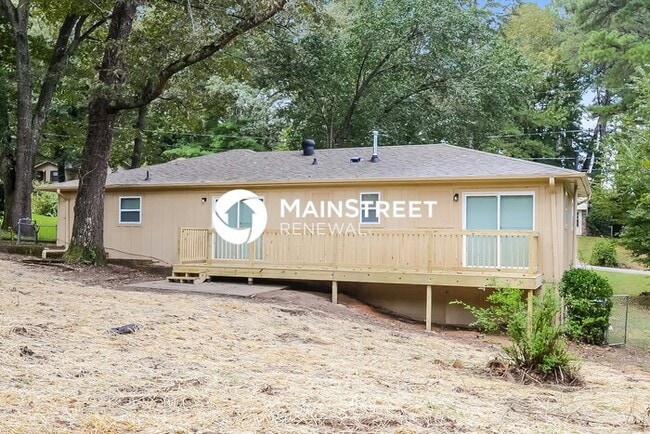 Building Photo - 3 Bedroom Pet-Friendly Home in Birmingham, AL with Main Street Renewal