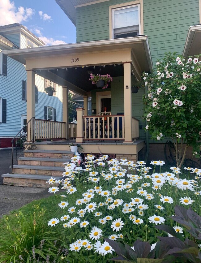 Building Photo - 1107-1109 Monroe Ave Duplex