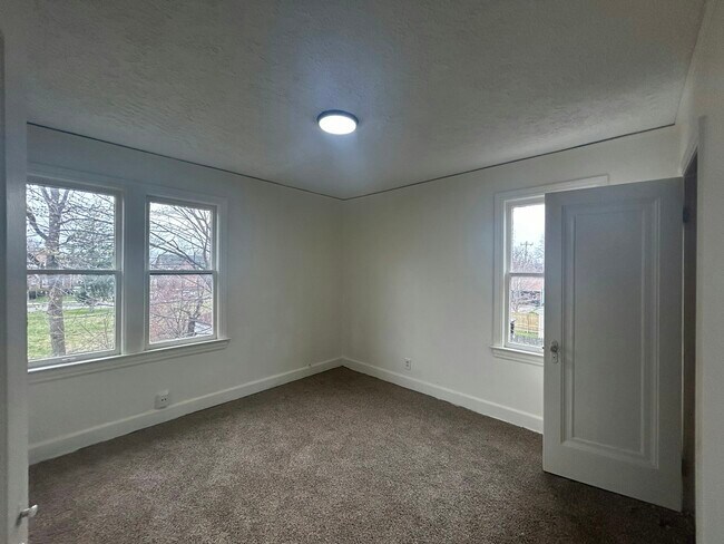 Building Photo - 4401 Buckingham