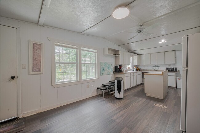 Building Photo - 2316 Green Meadows Dr