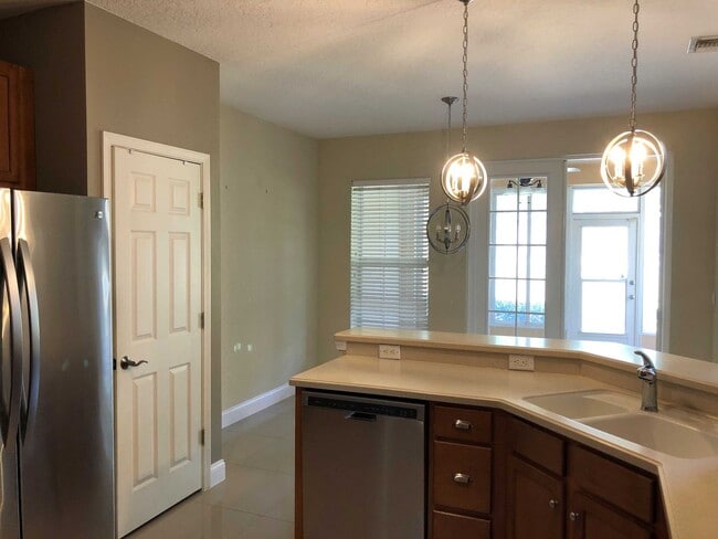 Building Photo - Spacious 3 Bed/2.5 Bath 2 Car Garage in th...