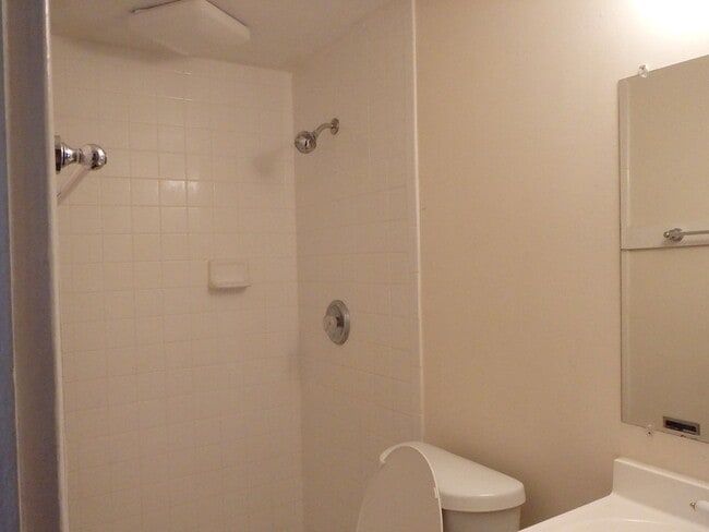 Building Photo - 433 Barnard St