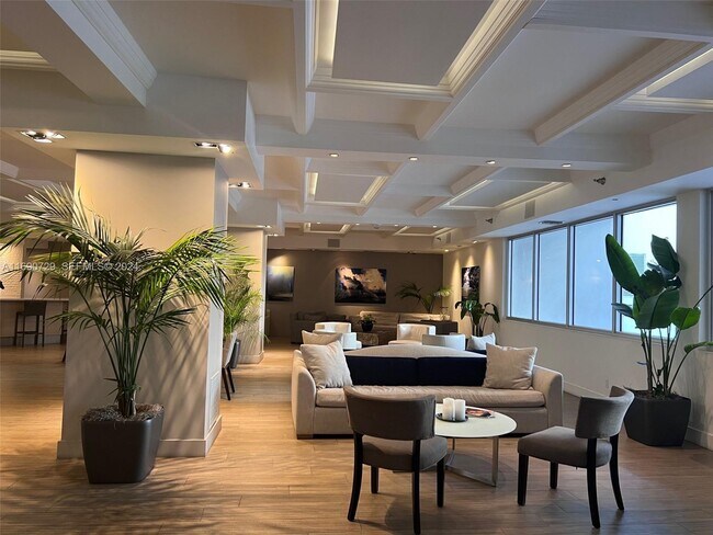 Building Photo - 100 Lincoln Rd