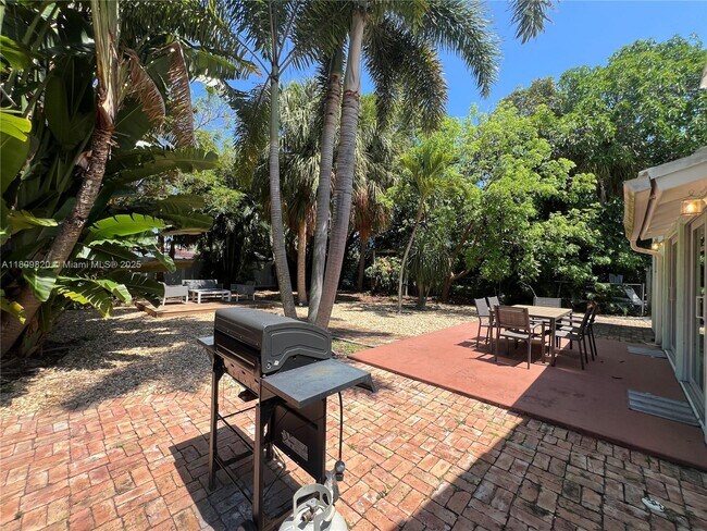 Building Photo - 500 S Riverside Dr