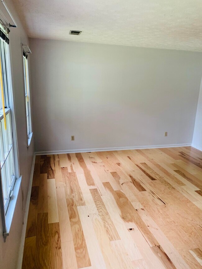 Building Photo - 1104 Collins Ln