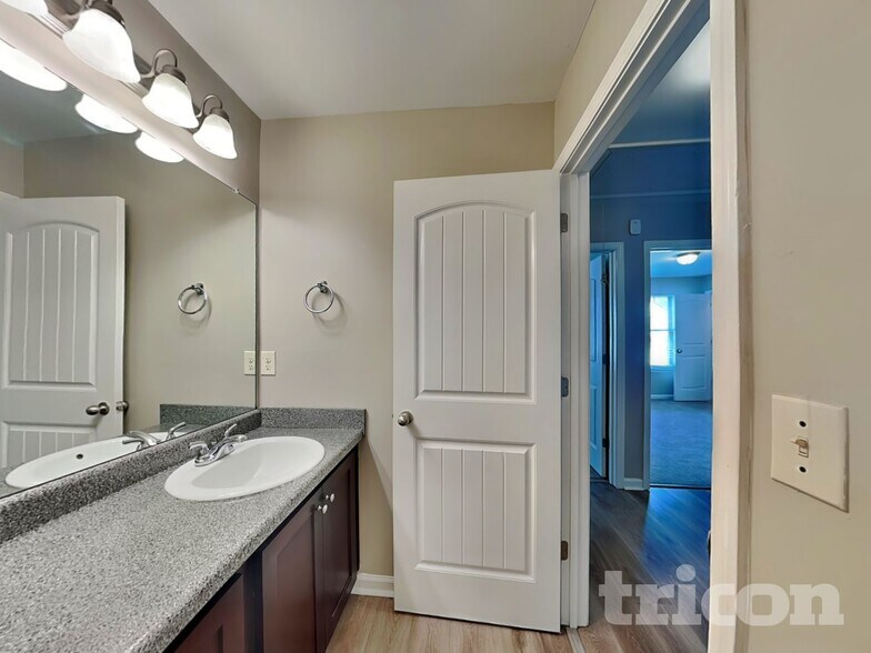 Building Photo - 1006 Grenier Terrace NE