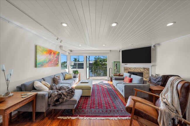 Building Photo - 760 Manhattan Beach Blvd