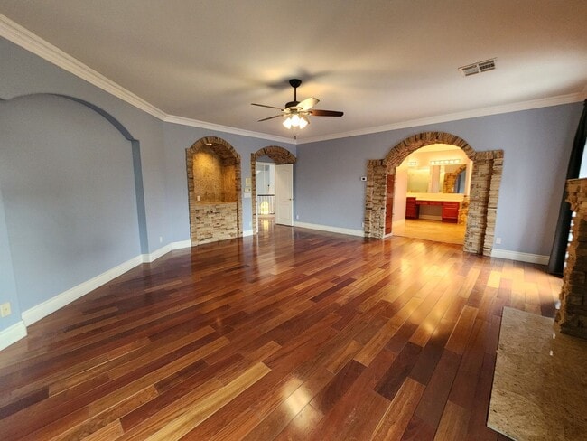 Building Photo - Entertainers Delight with minutes of shopping and restaurants