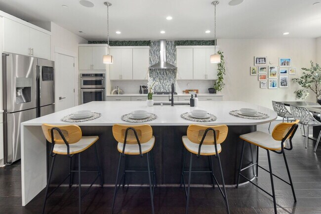 Building Photo - **North-Facing Luxury Home with Sunroom, A/C & Smart Home Features in Sammamish** Available NOW f...