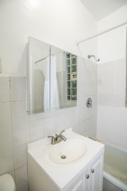 Building Photo - 4747 N Kenneth Ave