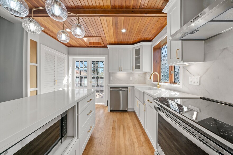 Stainless steel appliances - 657 Amboy Ave
