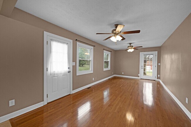 Building Photo - 611 Harvard Dr