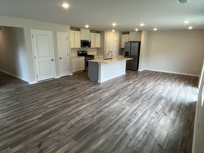 Building Photo - COMING AUGUST 2026!!! Newer 4 Bed Home in University Area