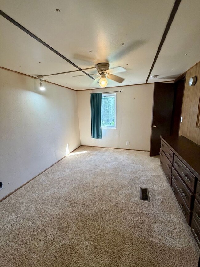 Building Photo - Cozy 3BR Home with Fenced Yard – Available Now!