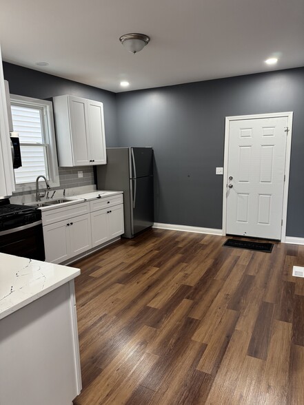 Building Photo - 2309 W 47th Pl