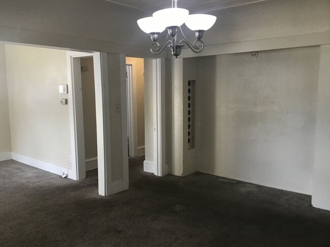 Building Photo - 4 Bedroom Single Family Home