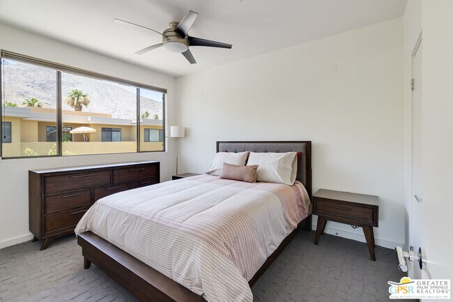 Building Photo - 870 E Palm Canyon Dr