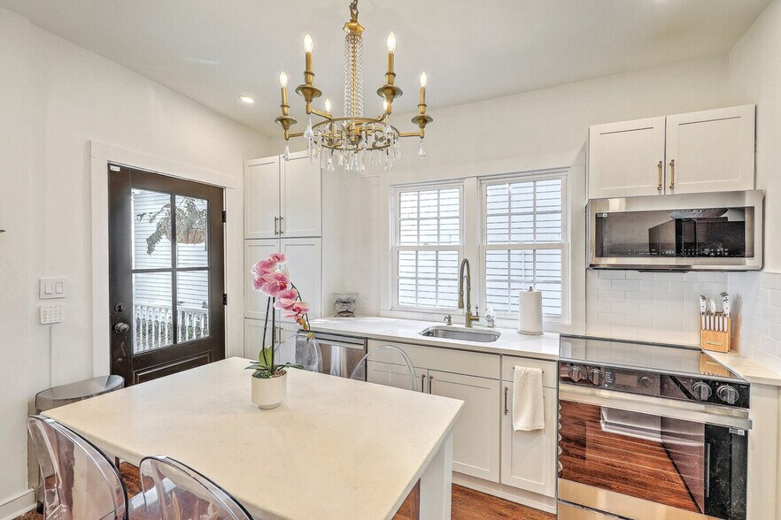 Building Photo - 38 Bogard St