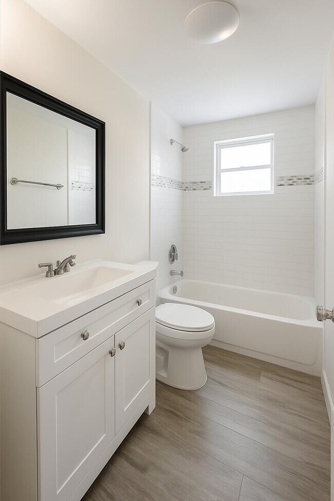 Building Photo - 985 Manor Dr