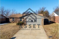 Building Photo - 5 Bedroom House Available Now