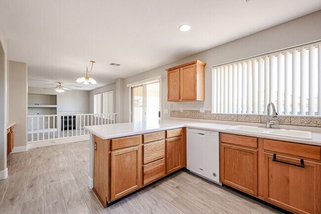 Building Photo - Beautiful 4 Bed 2000+ SFT property in Wind...