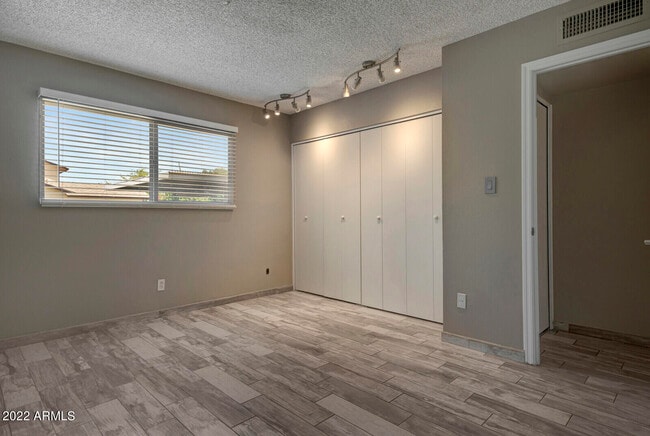 Building Photo - 3012 W Bethany Home Rd