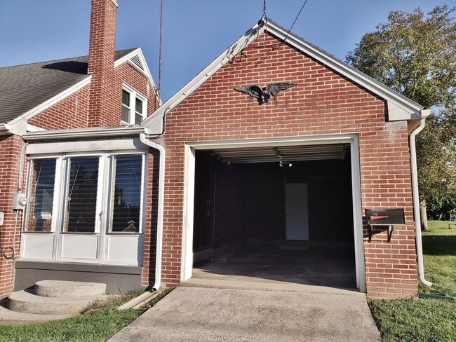 Building Photo - 4 Bed / 2 Bath Single Family Home