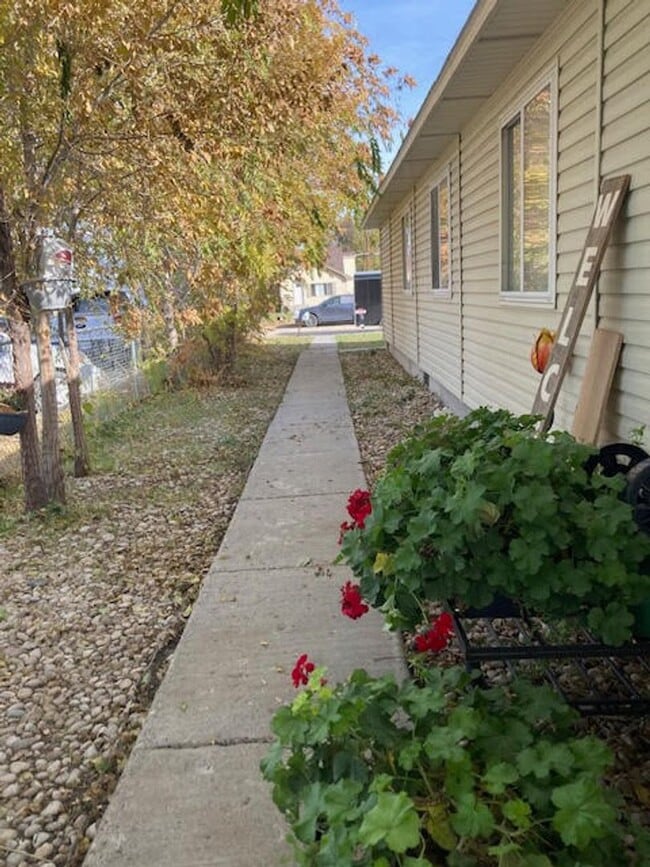 Building Photo - 3 bed 1 bath duplex