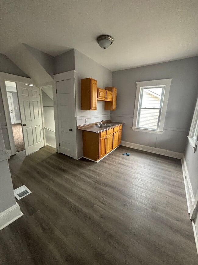 Building Photo - 4bd Single Section 8/Cash Pay