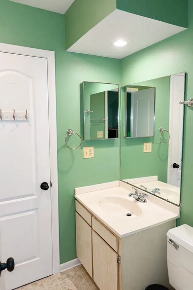 Building Photo - 22 Colony West Dr