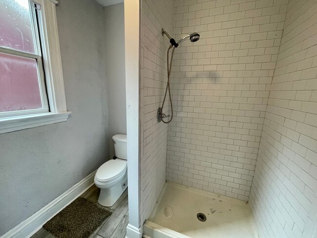 Building Photo - 1565 Chase Ave