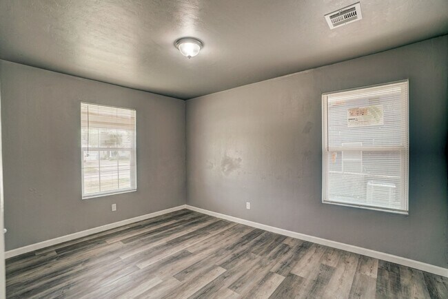 Building Photo - 3BR Home in Shawnee with Stainless Appliances, Fenced Yard & Storm Shelter!