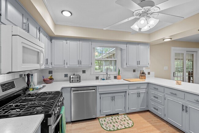 Building Photo - 327 Plantation Dr