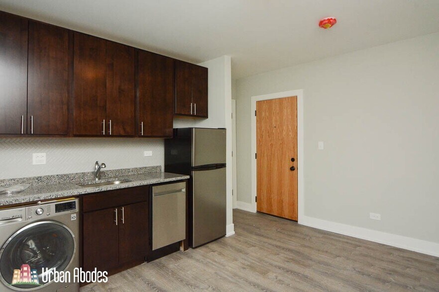 Building Photo - 445 W Belden Ave