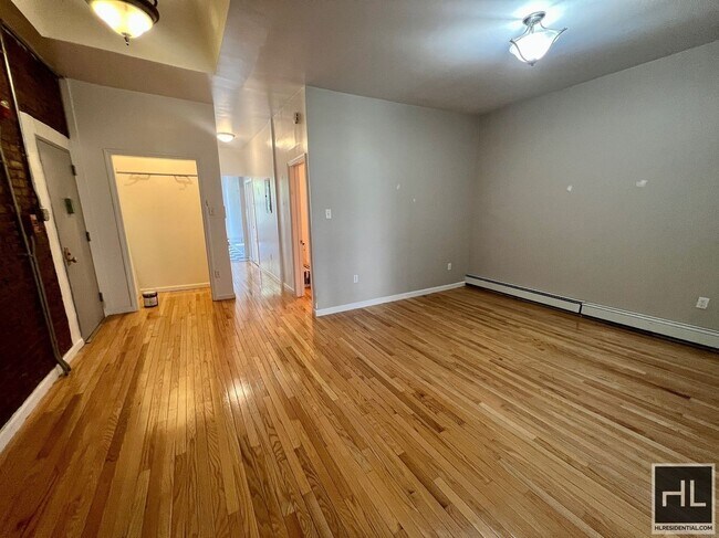 Building Photo - Massive 3.5BR 1BA 1300sft Top Floor Conver...
