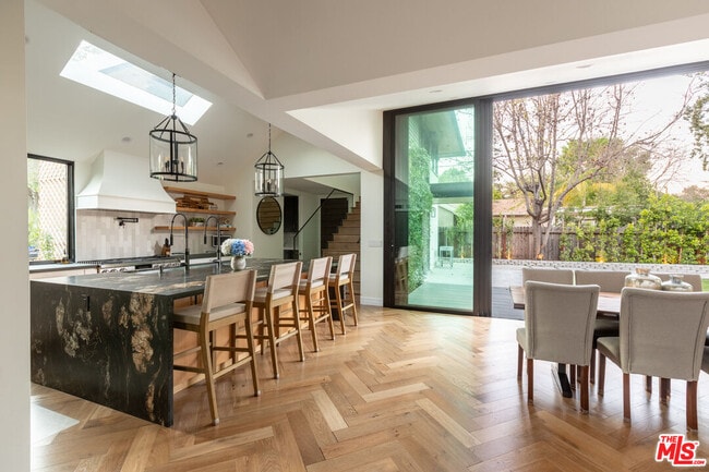 Building Photo - 1095 Chula Vista Pl