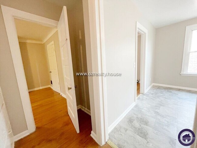 Building Photo - 837 Colburn St