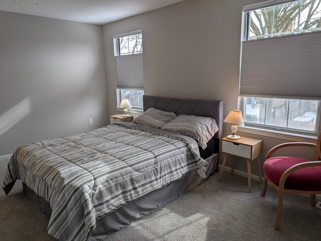 Building Photo - 38 River Bank Dr