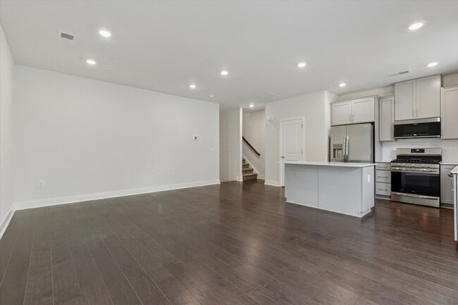 Building Photo - 3 Bedroom, 2.5 Bath Townhome in Steelpoint...