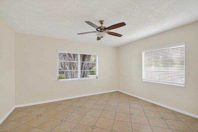 Building Photo - 5009 Spruce Ave