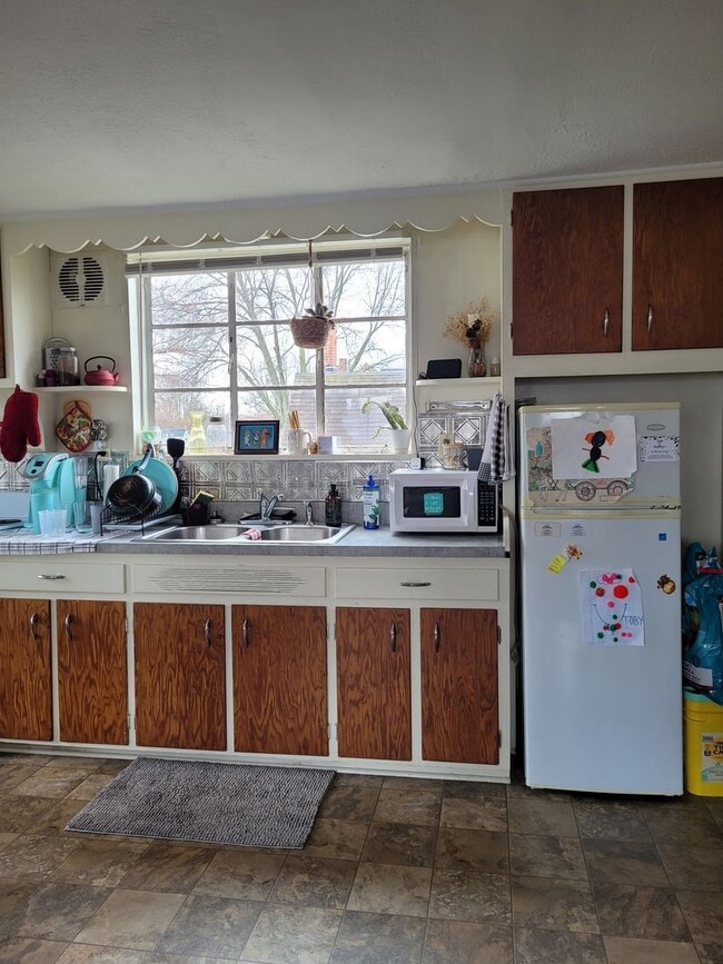 Building Photo - 343 1/2 S. Main