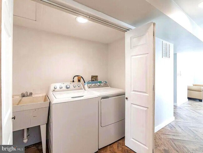 Building Photo - 21209 Seneca Crossing Dr