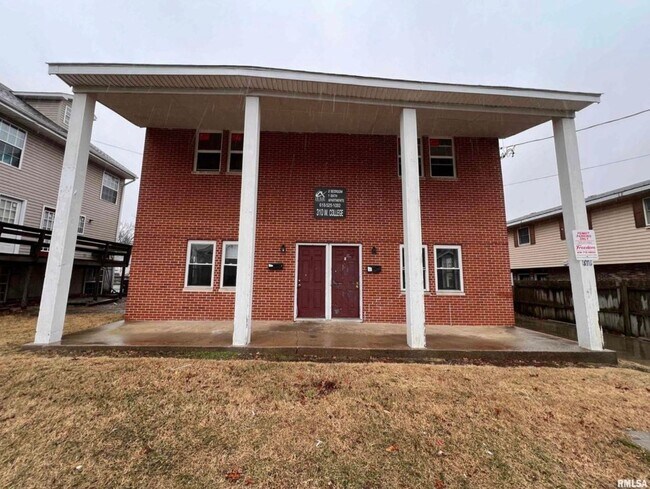 Building Photo - Newly Renovated 2 Bed 1.5 Bath