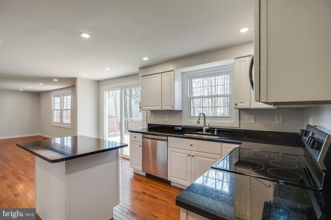 Building Photo - 9003 Fox Lair Dr